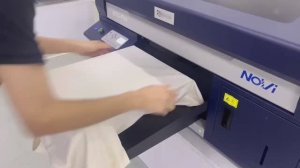 Процесс печати белой футболки на принтере Novi DTG-PRO