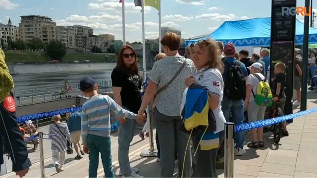 Москвичи выстроились в длинную очередь, чтобы прокатиться на новом электротрамвайчике