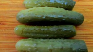 Салат из помидоров, перца, маринованых огурцов и ветчины