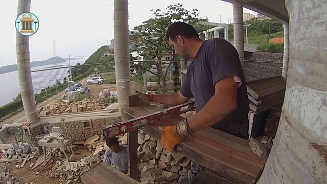 Винтовая лестница с подвесными деревянными ступенями в каменной стене смотреть онлайн