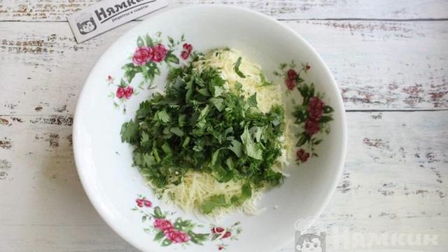 Трубочки из лаваша с сыром, брынзой и зеленью на сковороде