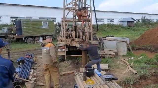 Установка фильтровой колонны водозаборной скважины. ООО МАКС бурение и ремонт скважин +79127600154 смотреть онлайн
