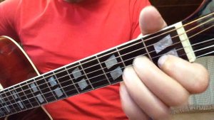 За окном кудрявая, белая акация