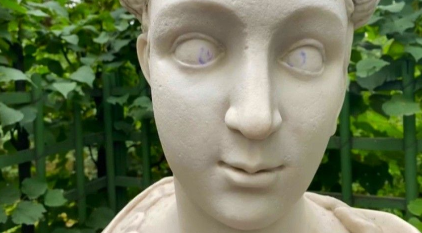 Неизвестный вандал нарисовал зрачки статуям в Летнем саду Санкт-Петербурга