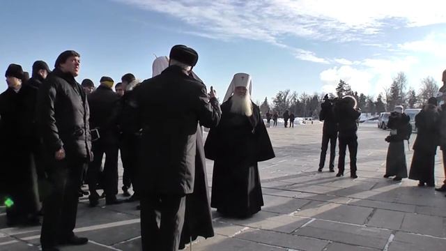 Святейший Патриарх Кирилл возложил цветы к мемориалу на Мамаевом кургане.