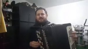 Русский мужик поет казахские песни под аккардион