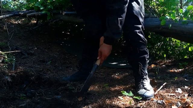 Одиночный бушкрафт поход в лес, построил укрытие, еда на костре смотреть онлайн