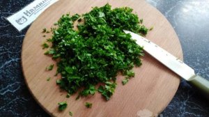 Домашние чебуреки с зеленью на сковороде