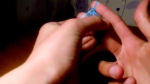 Как плести браслеты из резинок . Рыбий хвост . Плетение на пальцах