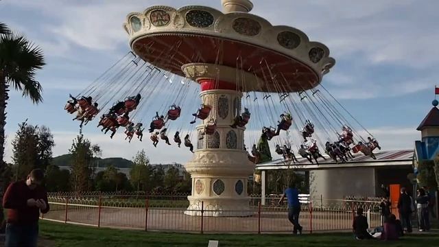 Сочи Парк — аттракцион карусель «Самоцветы» смотреть онлайн