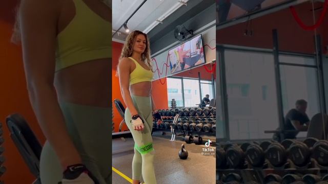 Crystal Swift порно фотосуреттері Әпкем ініме жыныстық сыйлық жасады.