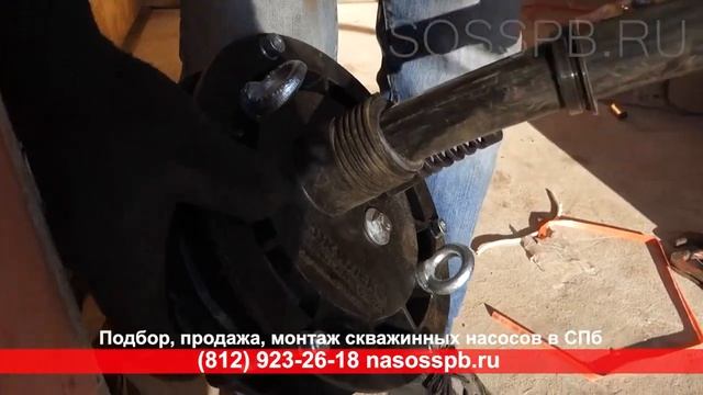 Как крепиться погружной НАСОС в СКВАЖИНЕ на оголовке на глубине 70 метров смотреть онлайн