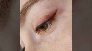 Перманентный макияж век — стрелки с растушёвкой.