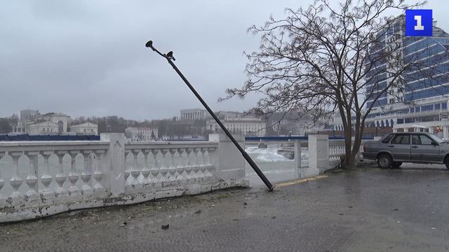Пляж «Хрустальный» в Севастополе вновь оказался разрушен штормом