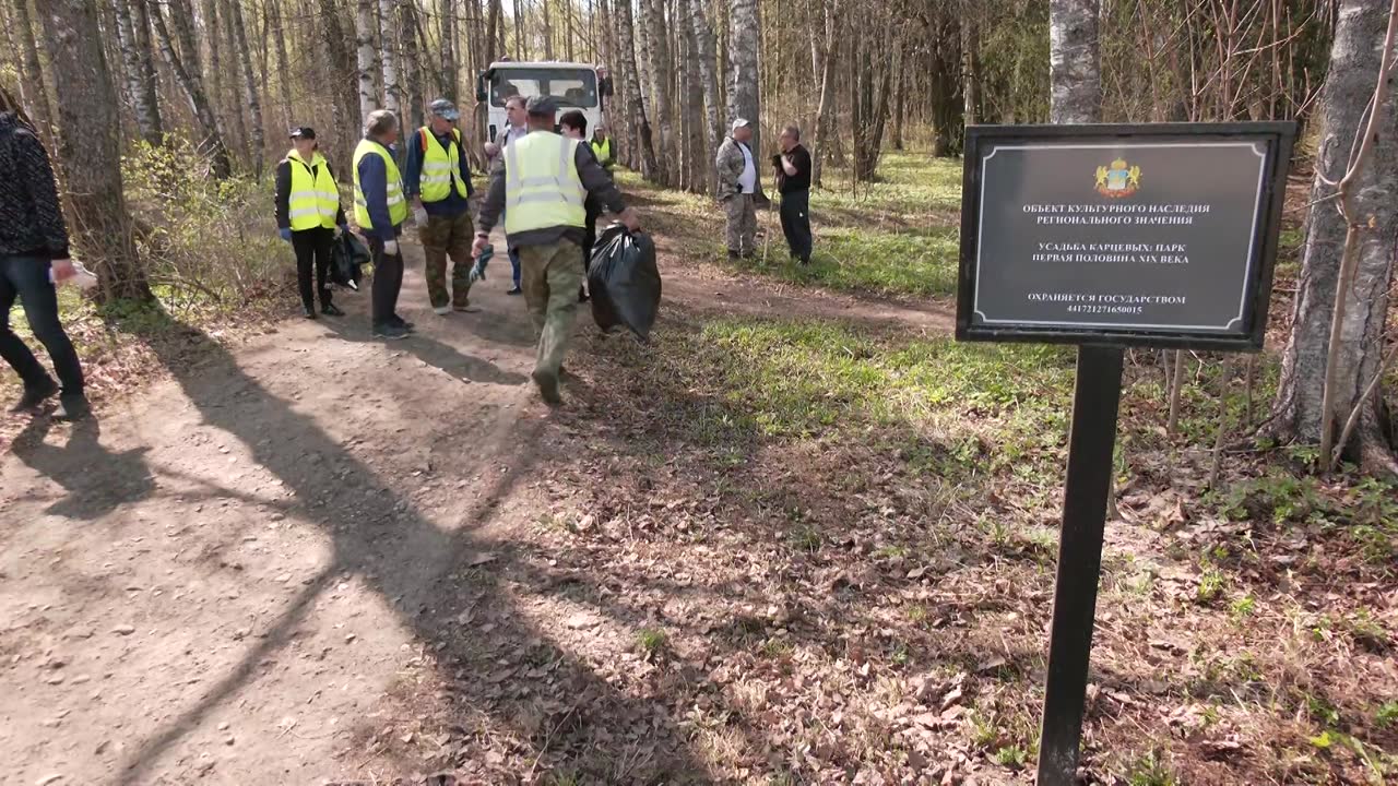 В Костроме активисты помогают коммунальщикам наводить порядок