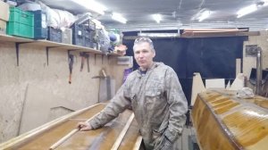 Клеим реданы на лодку.