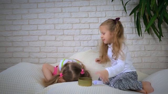 #Мега челлендж щекотка # нана шоу#Лизок# смотреть онлайн