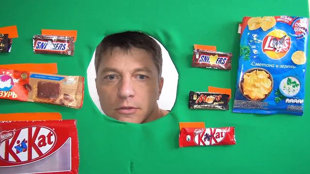 Лиза и игра в сладости и шоколад с торговым автоматом.  Новая детская история про сладости!