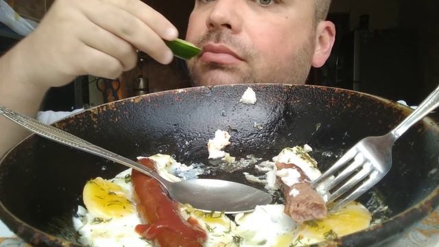 МУКБАНГ ЯИЧНИЦА  + охотничьи колбаски | mukbang  scrambled eggs + hunting sausages
