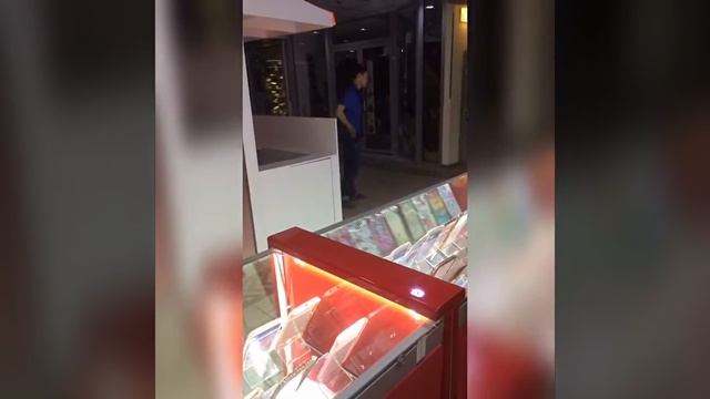 Парень жестко перебрал , спит стоя , ржач , упал , смешно ругается смотреть онлайн