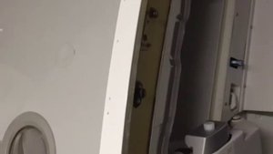 Возможно ли открыть двери самолёта в воздухе?