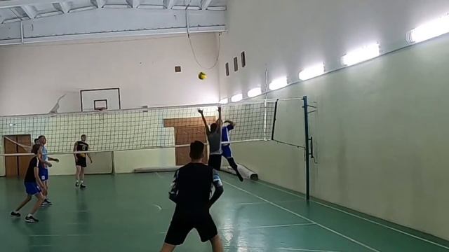 Как играть в ВОЛЕЙБОЛ с маленьким ростом | Поставил блок с ростом 160 см ? #shorts