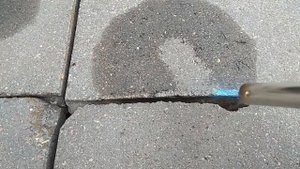 Убираем масляное пятно с тротуарной плитки