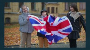 В школах теперь поднимают флаг России и поют гимн. А как в других странах?