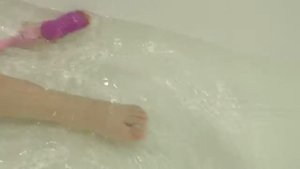 Нюся купается в ванне с русалочкой