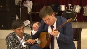 домбра казахский национальный инструмент домбрист играет на домбре в павлодаре