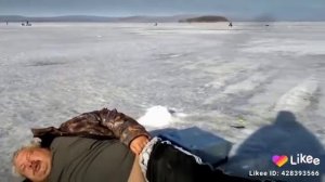 ПРИКОЛ ПЬЯНЫЙ МУЖИК НА ЛЬДУ!