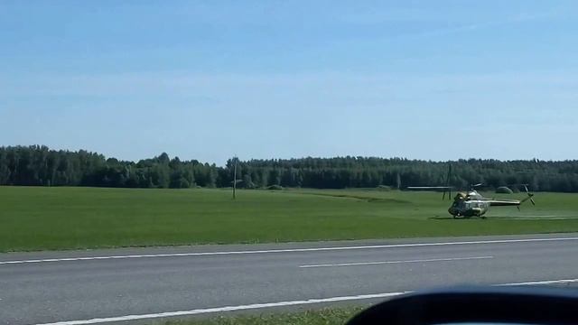 Посадка вертолета на трассе М1. Июнь 2016. смотреть онлайн