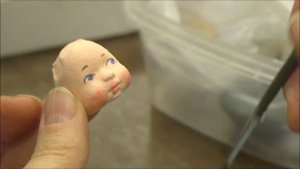 Рисуем глазки для куклы.