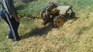 Работа мульчира длинная сухая трава.