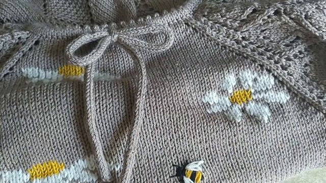 Вышивка по петлям МК. Ромашки + пчелки. смотреть онлайн