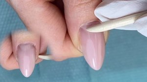 Поднятие кутикулы апельсиновой палочкой