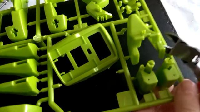 Буронозавр. Собираем игрушку на солнечной батарейке. смотреть онлайн