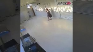 Девушка попала в ловушку.