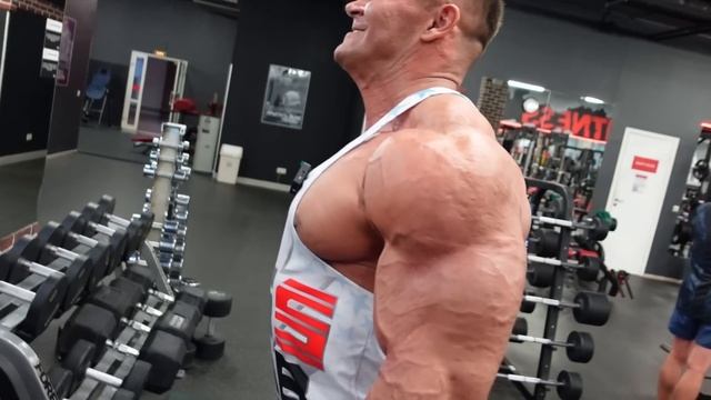 Базуки по 65 см? Бодибилдер убивает свои руки! смотреть онлайн