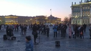 Уличный музыкант на Дворцовой/А не спеть ли мне песню о любви