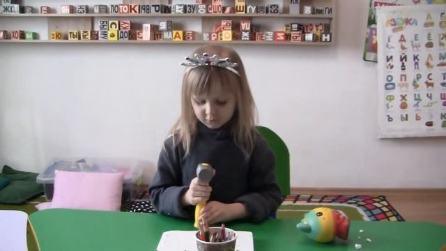 Развивающие игры. Учимся забивать гвозди с Васей. Малыши с молотком смотреть онлайн