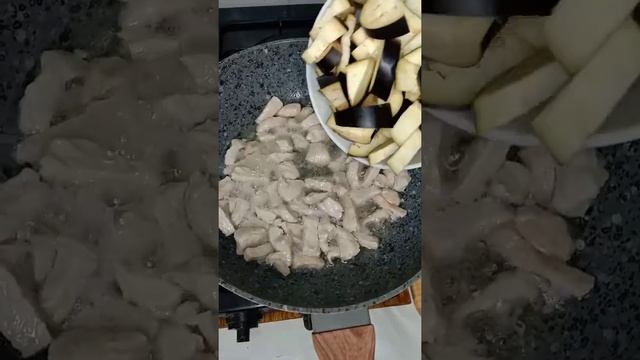 Фунчоза с жареной свининой и баклажаном.