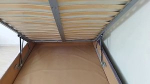 Спальная кровать под матрас 140х200 с подъёмным механизмом на газовых лифтах и бельевым ящиком.