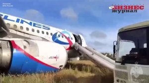Экстренной посадка пассажирского самолета авиакомпании Уральские авиалинии в поле в Новосибирской об