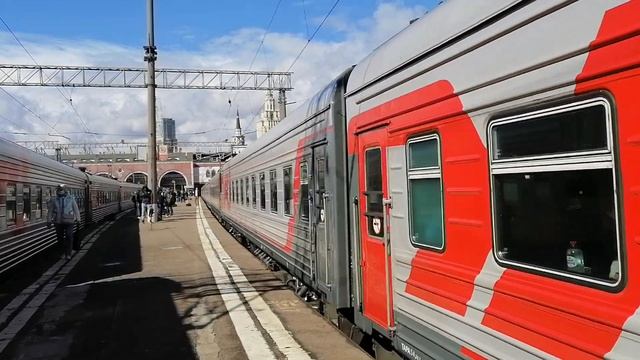 Электровоз ЭП2К-318 с дополнительным поездом №296 Москва - Казань отправляется с Казанского вокзала смотреть онлайн