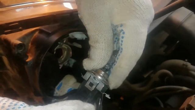 Замена лампочки ближнего света VW Polo смотреть онлайн