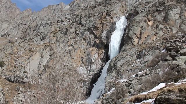 Ущелье Ала-Арча - трек к водопаду Аксай в Киргизии весной. смотреть онлайн