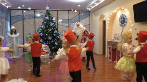 Старшая группа 1 танец Куклы и солдаты