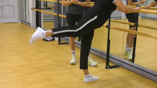 Югорским дамам предложили на тренировке почувствовать себя балеринами смотреть онлайн