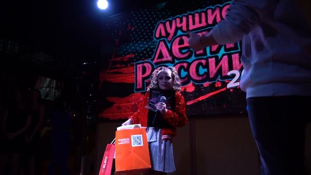 Кто же эти дети? Красная Помада и подарочки